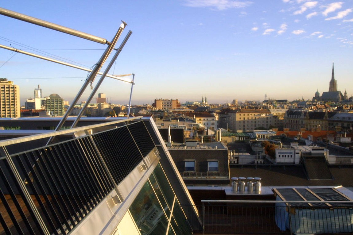 Dachausbau über den Dächern von Wien, im Hintergrund der Stephansdom