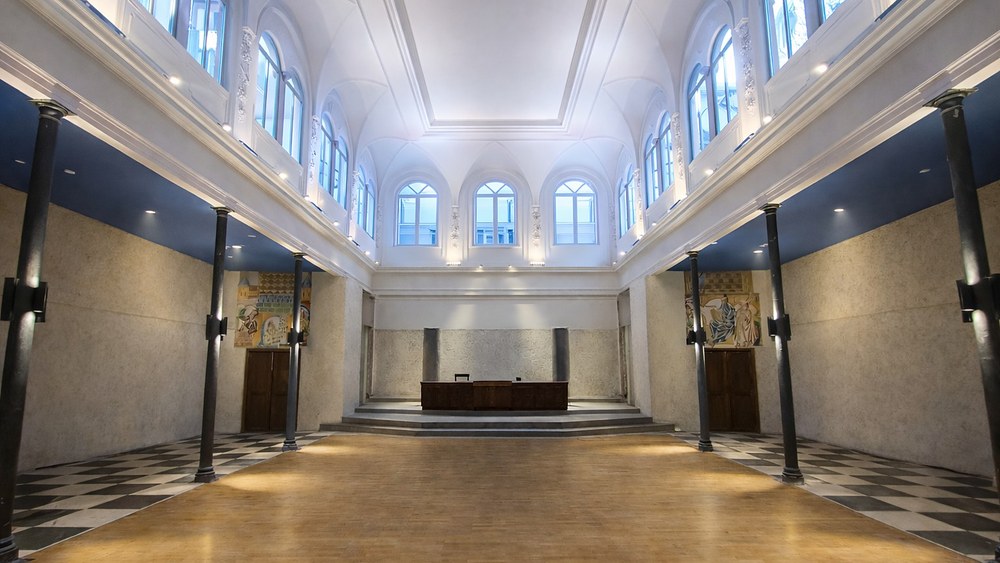 Derselbe Festsaal nach der Sanierung, Blick durch die Längsachse